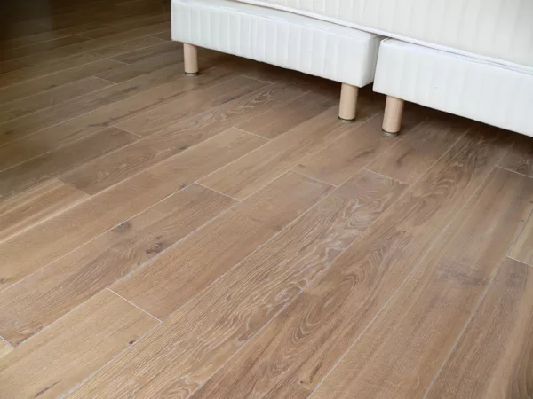 Ozols ar balti tonētu Livos dabīgās eļļas apdari