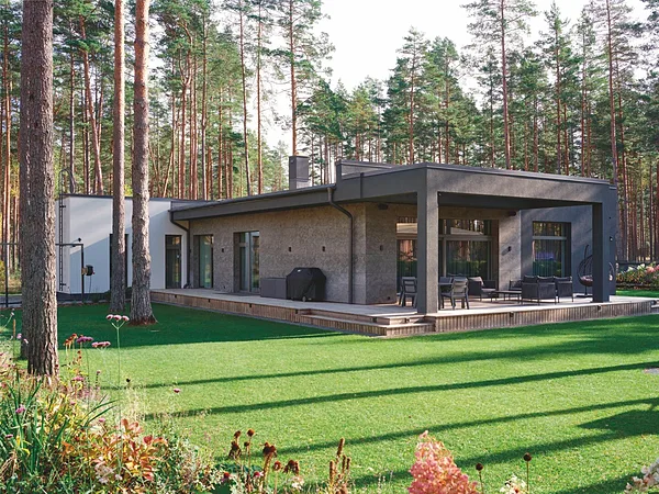 Modernas privātmājas arhitektūra priežu mežā ciematā Mārsili, publicēts žurnālā Latvijas Architektūra.