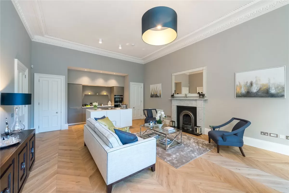 Light_Oak_Chevron_Parquet_living_room-1.webp